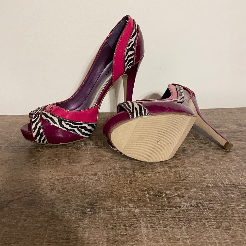 Womens ICORA brand size 9 heels.